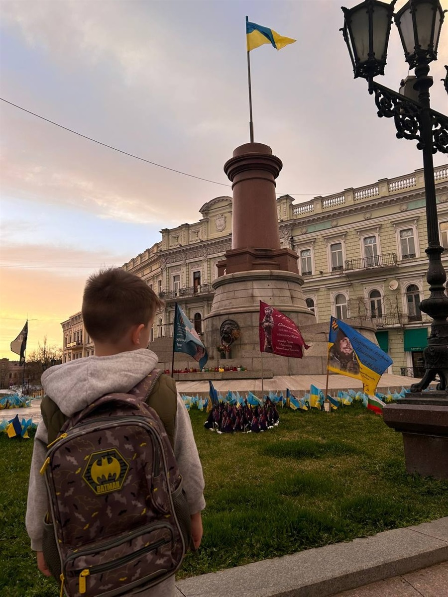 Тимофій, якому скоро виповниться 4 роки, в Одесі біля прапорців загиблих в Оленівці