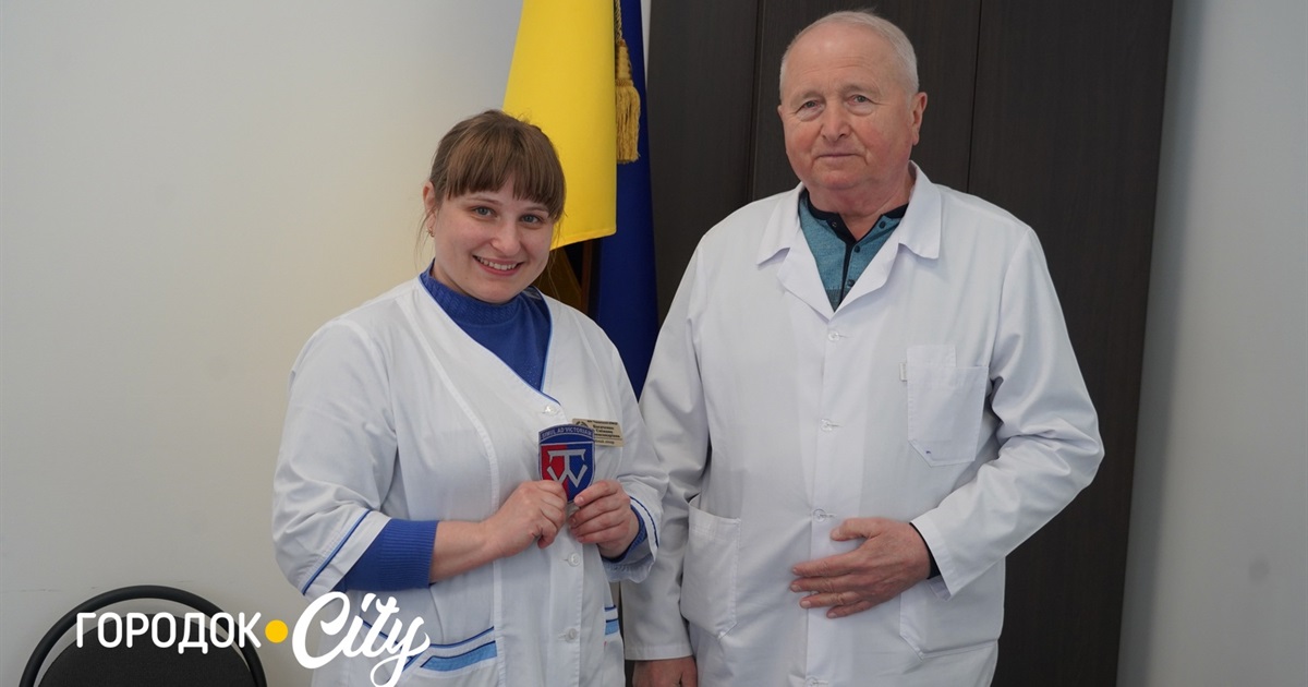 Зцілює рани та душу. Медикині Городоцького центру ПМСД снайпери передали шеврон