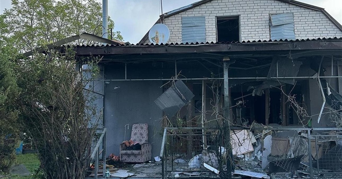 “Жахливе сьогодення”: переселенка з Волновахи показала свій будинок після ворожого обстрілу