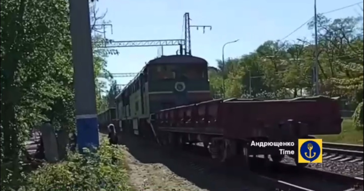 Російські окупанти запустили перший потяг з Маріупольського порту до станції Волноваха. Відео
