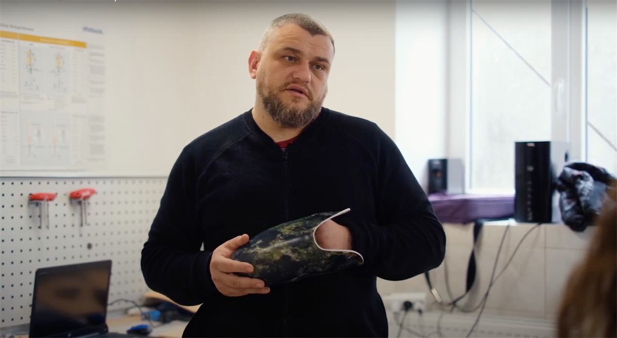 Назар Багнюк у протезній майстерні