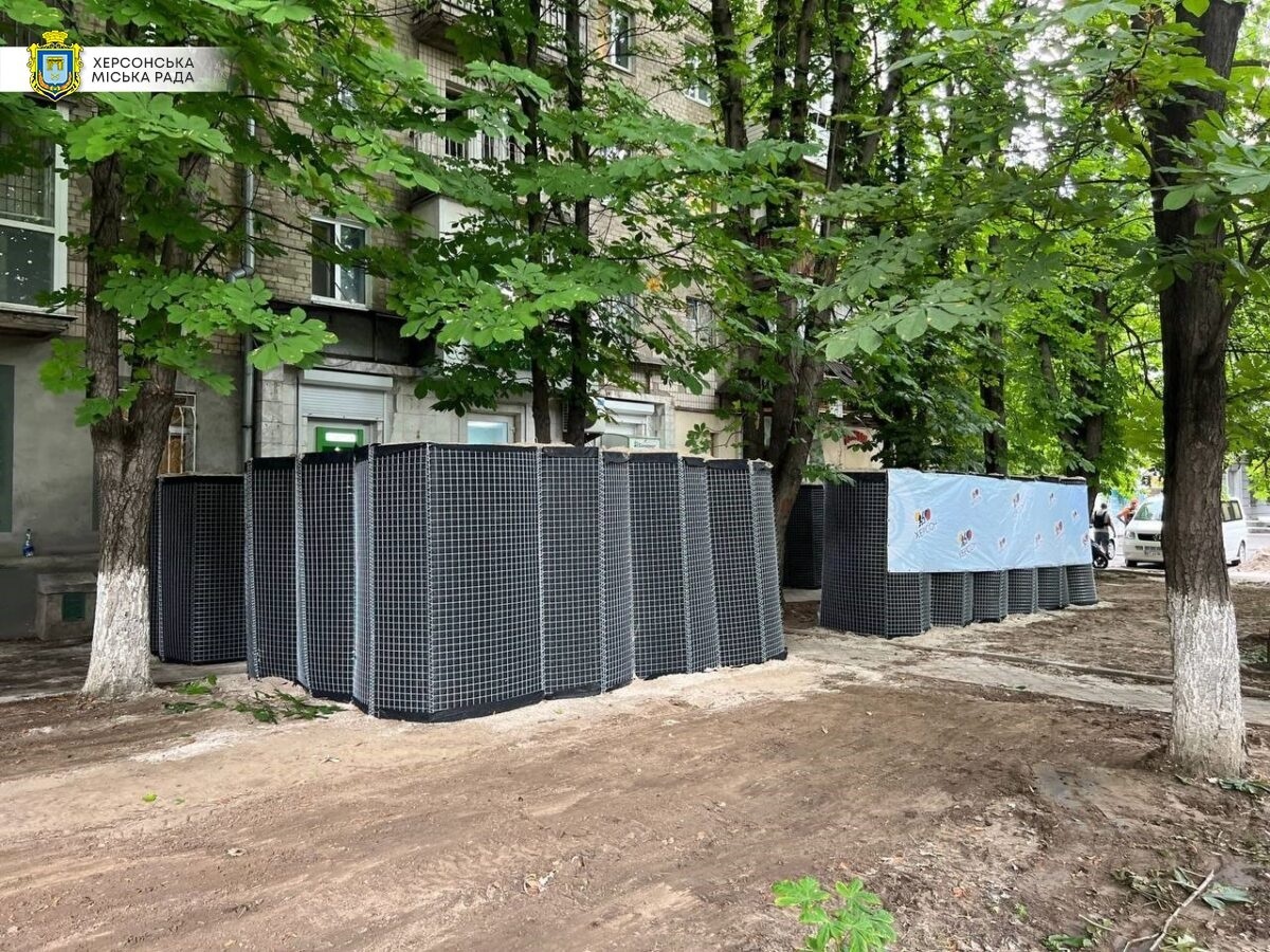 Біля одного з міських банків Херсона