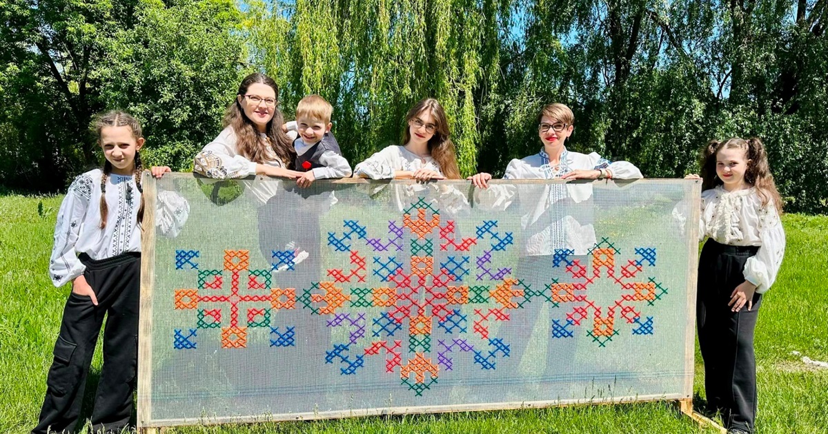 Мешканці Волноваського району показали у соцмережах свої вишиванки. Фото