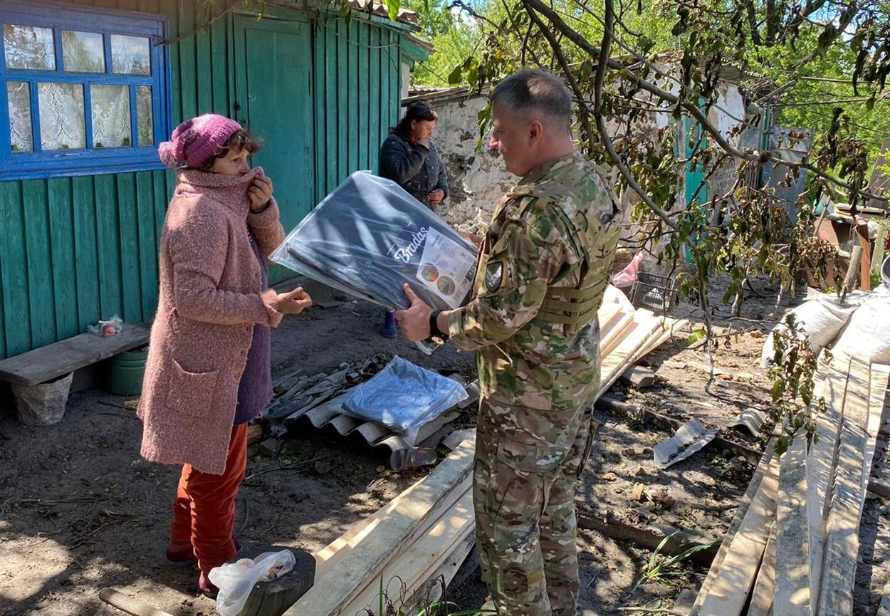 Допомога місцевим, що постраждали внаслідок обстрілу