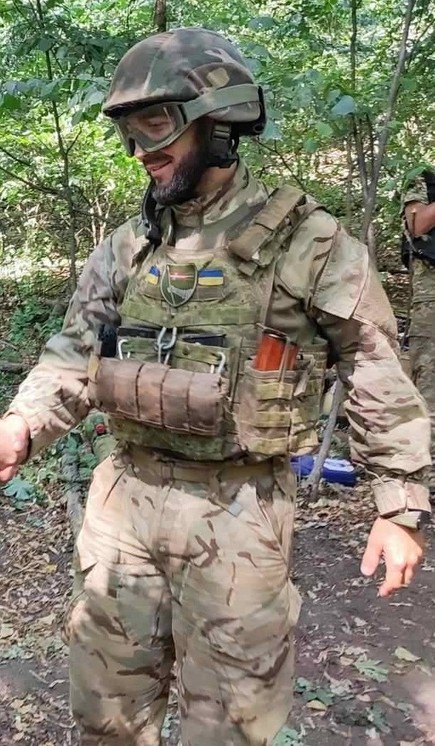 військові