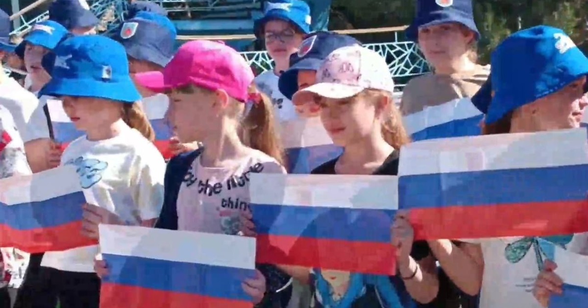Триколори та ведмеді: окупанти перетворили бердянську «Червону гвоздику» на табір пропаганди
