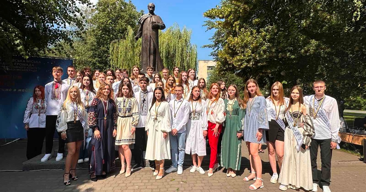 Золоті і срібні медалісти 2024: хто вони і у якій школі Старокостянтинівщини найбільше