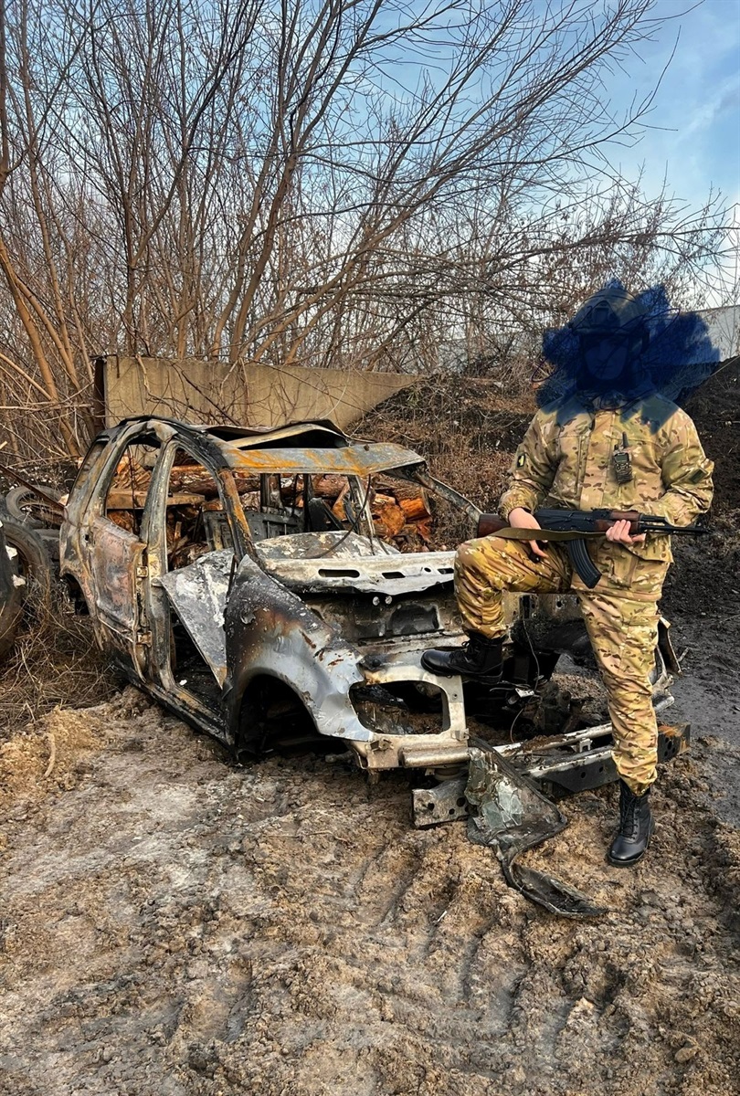 Те, що залишилося від однієї з автівок подружжя