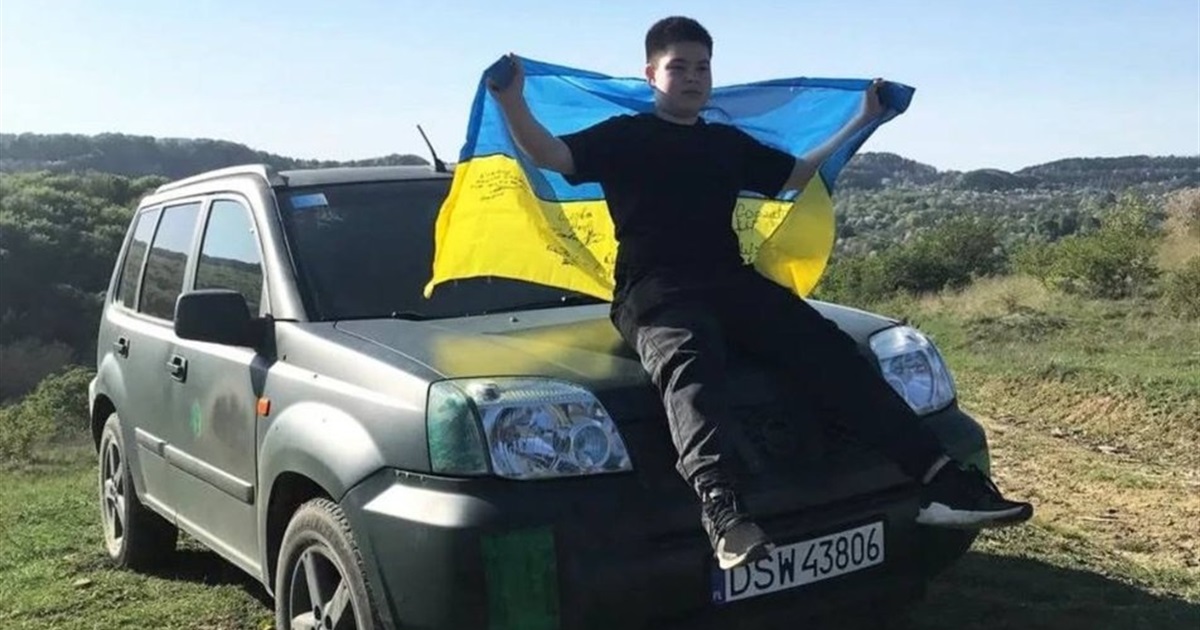 Співав на вулицях: 14-річний волонтер з Драчинців купив авто для військових