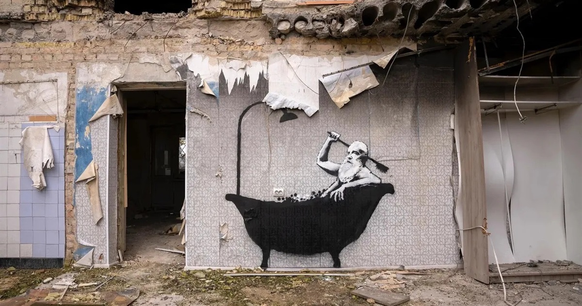У Горенці демонтували графіті британського художника Banksy, яке перешкоджало відновленню будинку