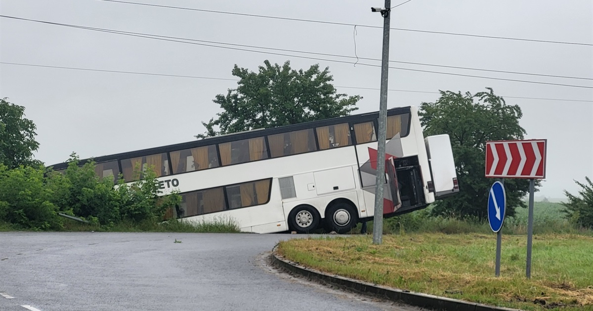 Біля Чорткова автобус з дітьми, що поверталися з відпочинку у Болгарії, з’їхав у кювет