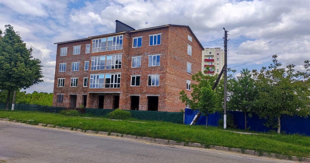У Старокостянтинові зводять новий будинок та комерційні приміщення. Уже розпочався продаж квартир