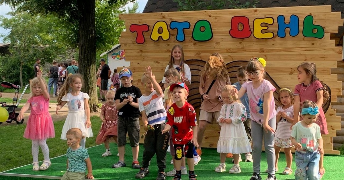 У Старокостянтинові провели "Тато день": були руханки, конкурси і дитяча дискотека просто неба
