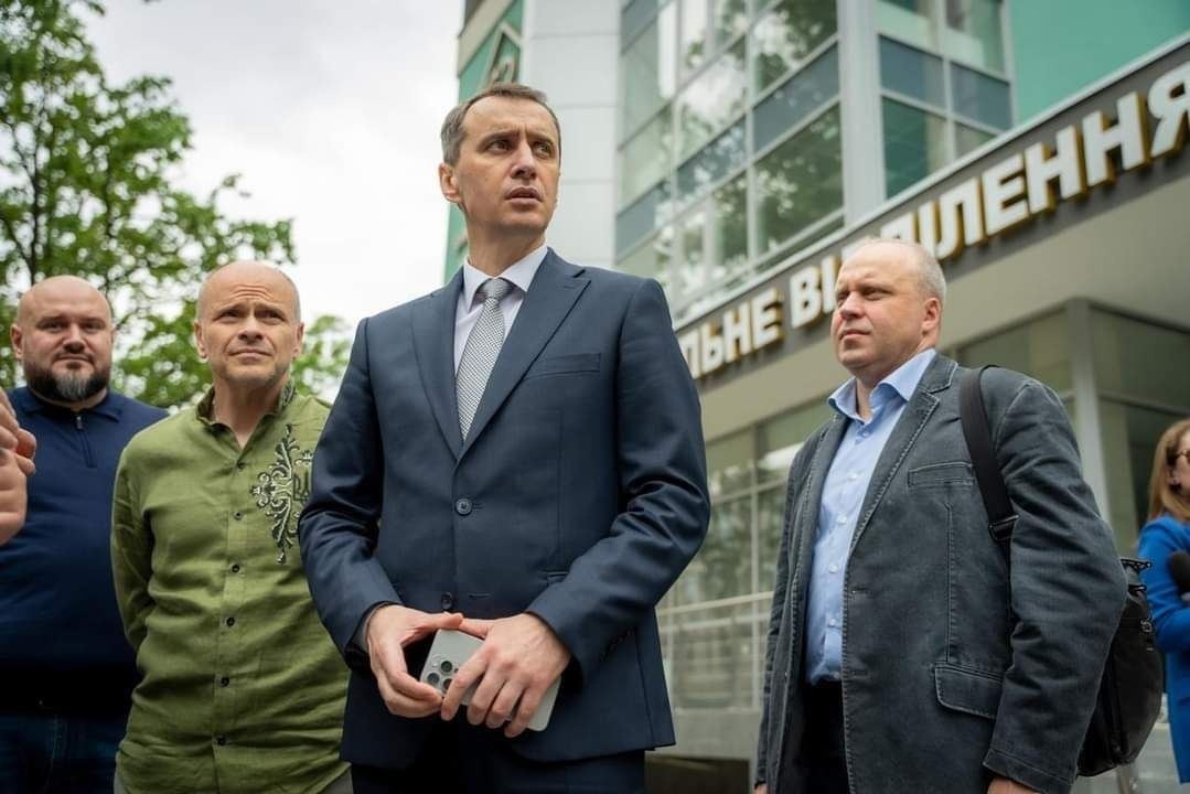 Голова МОЗ Віктор Ляшко поряд з медичним центром в Ірпені