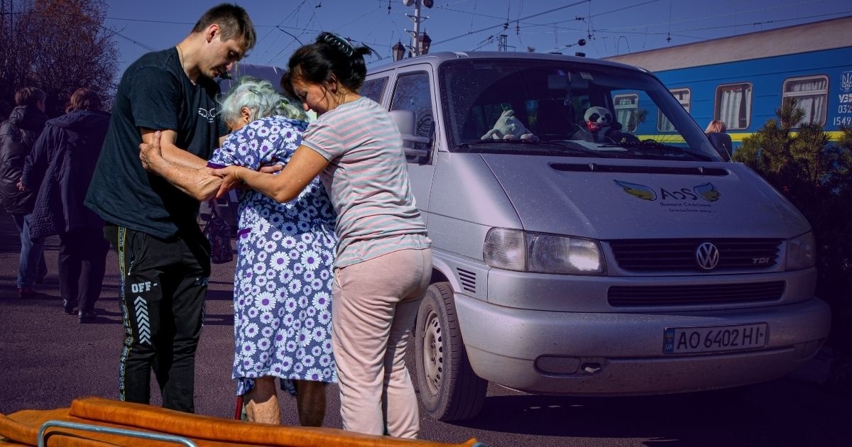 «Янголи Спасіння» допомагають виїхати з прифронту. Як записатися на евакуацію