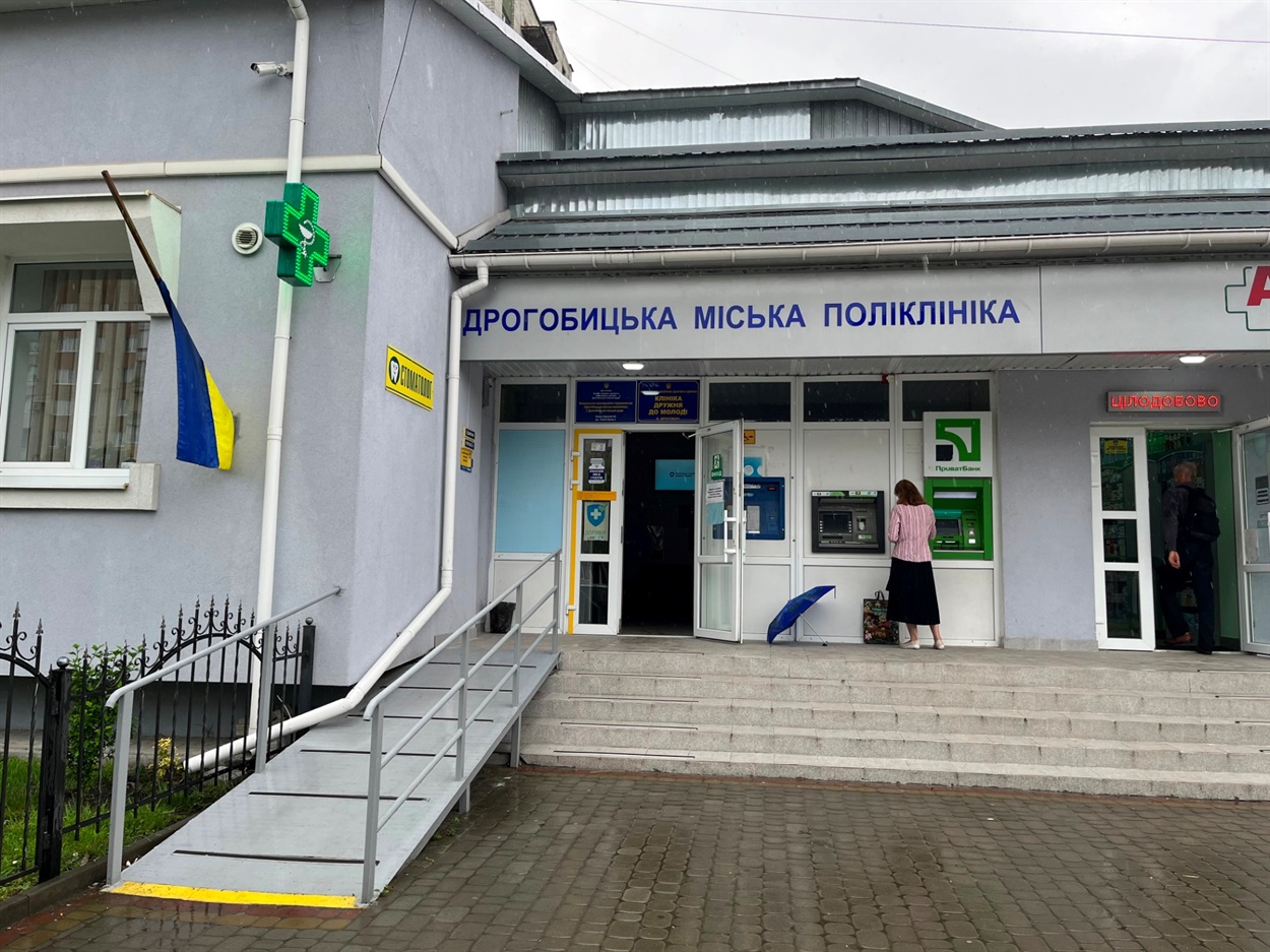Парадний заїзд у поліклініку
