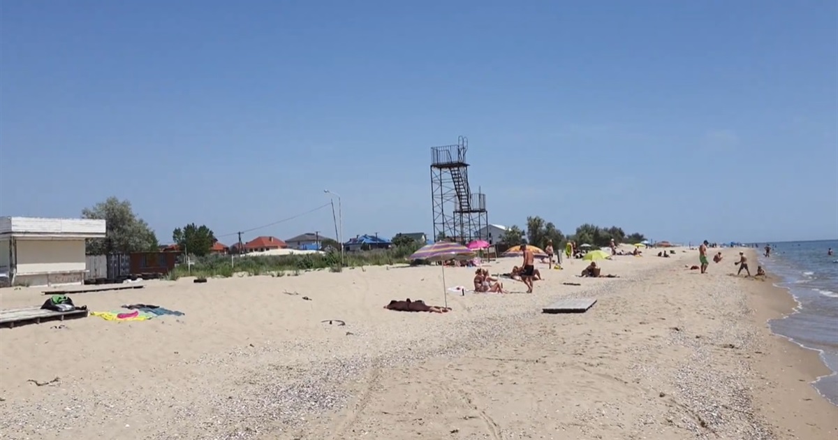 В Кароліно-Бугазі відпочивають на пляжах, попри відсутність дозволів