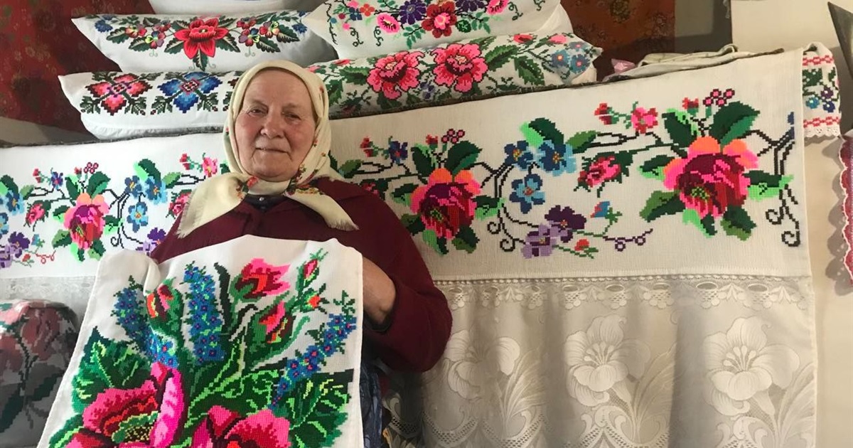 Троє жінок із Помоклів дружать все життя, у рідному селі разом вишивають і співають