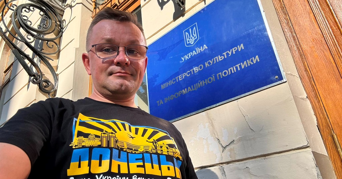 Микола Осиченко підтримує переселенців і просить не повертатись в окупацію. Ось його історія