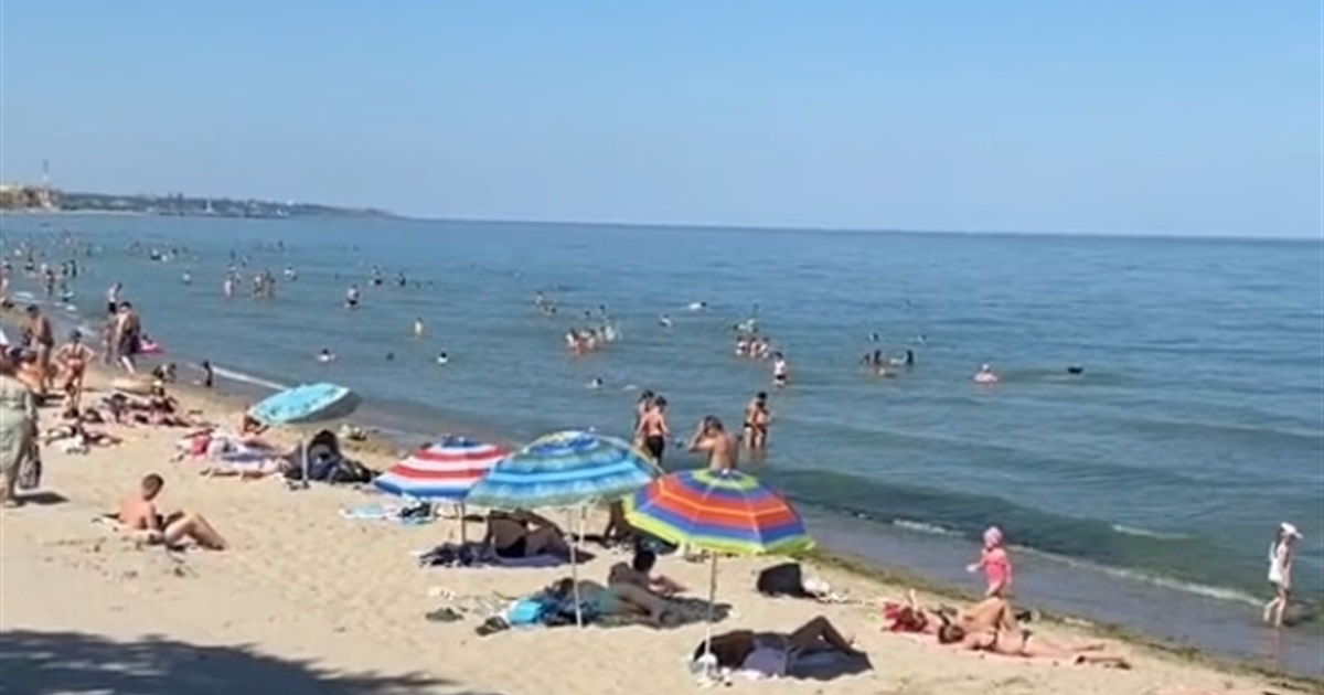 Блогерка показала пляж Чорноморська — чи дозволено там купатися