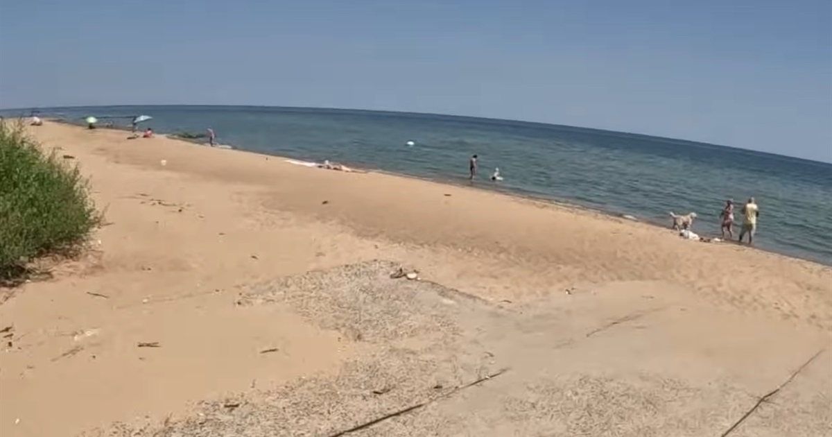 У Санжійці люди купаються в морі попри відсутність дозволів