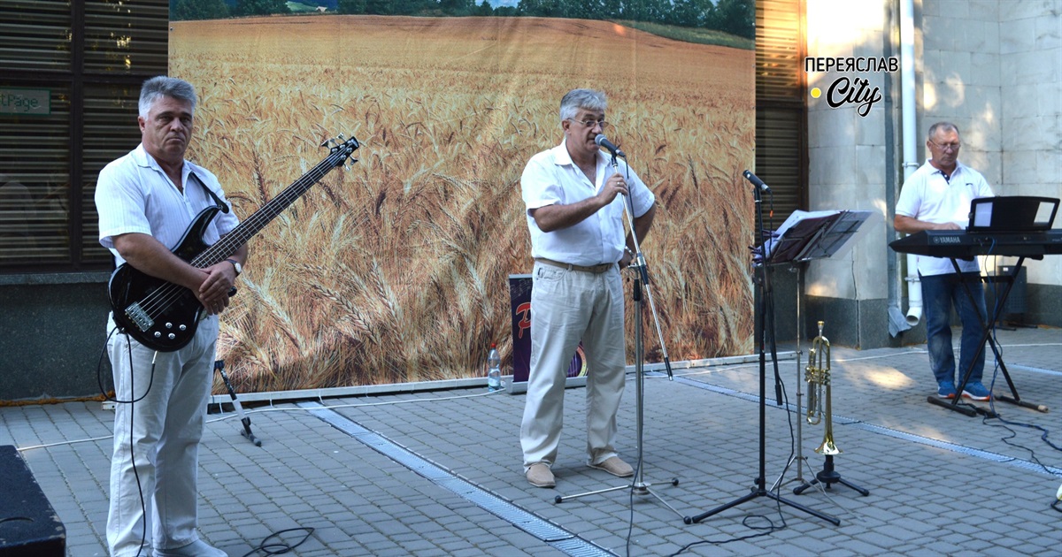Вечірня жива музика звучала в переяславському парку, де переспіви хітів зіграв гурт "Радограй"