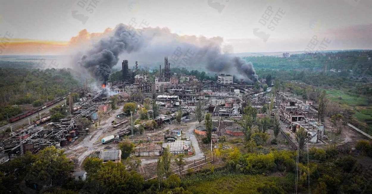 Російські окупанти знищують головне промислове підприємство українського Нью-Йорка - фенольний завод