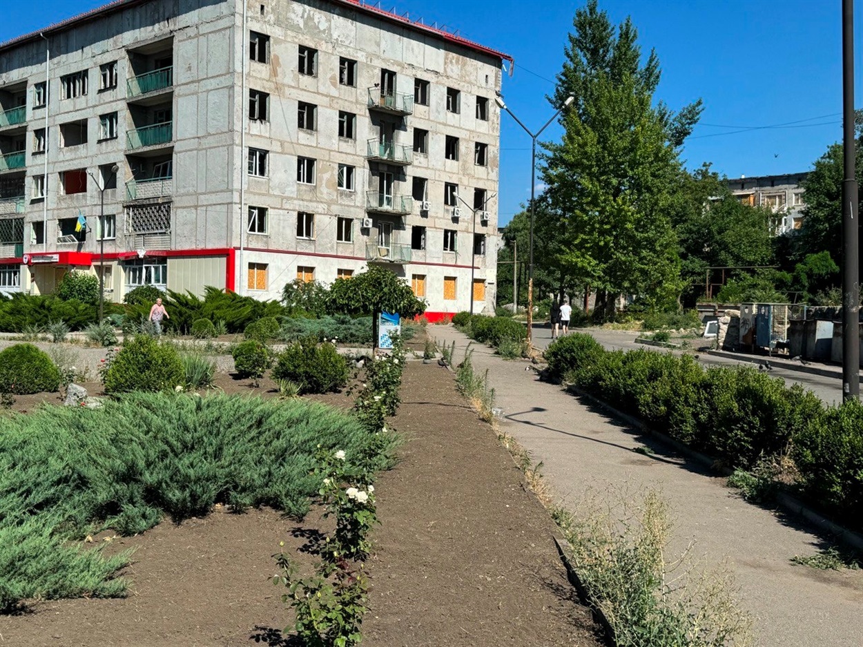На Донеччині, де не точаться бойові дії, всі міста виглядають так - пошкоджені будівлі та доглянуті клумби