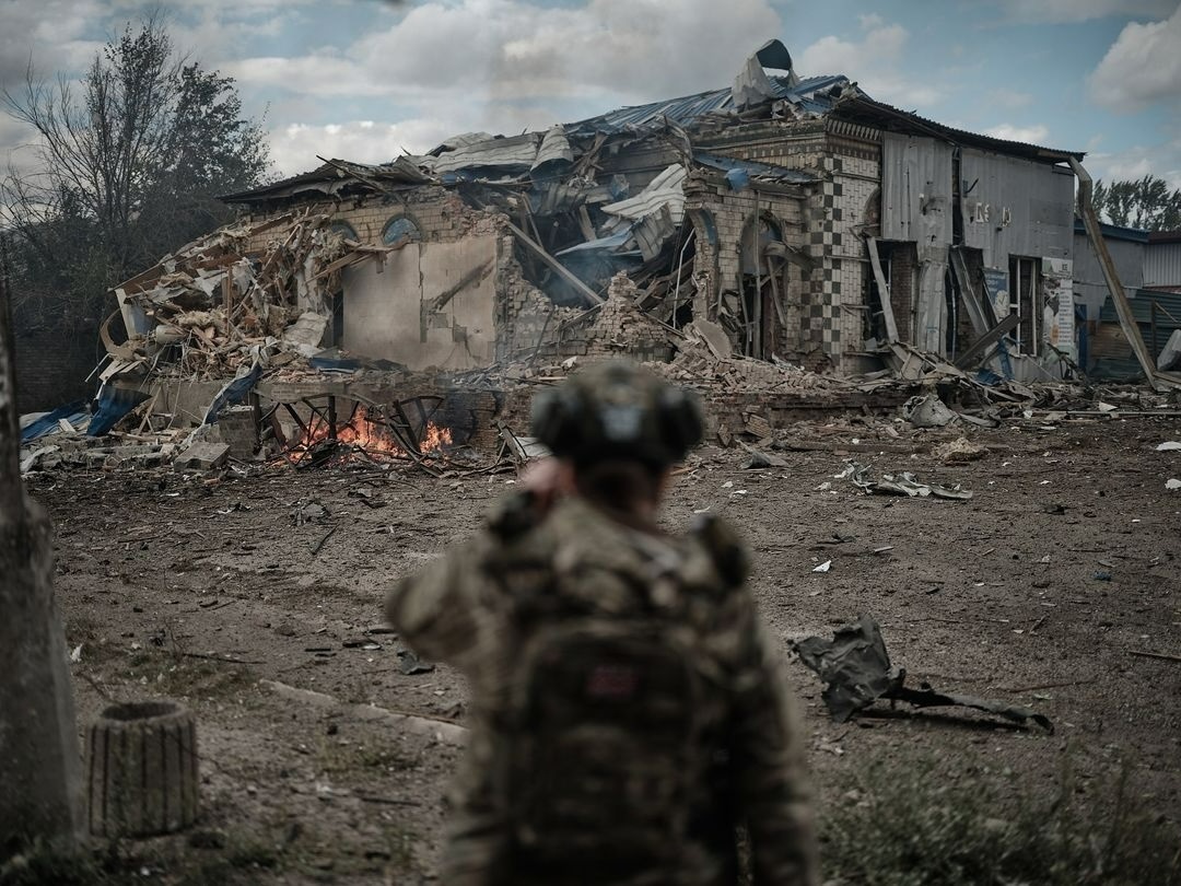Зруйнований будинок у Торецьку очима відомих фотографів