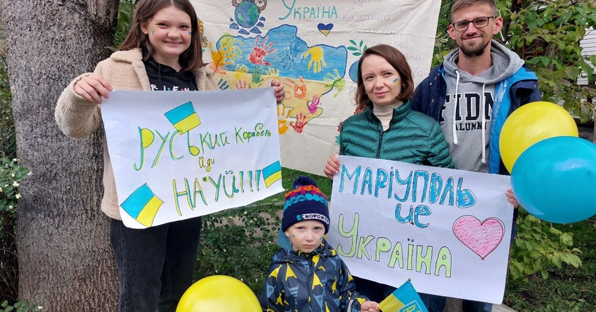 Ночували у полі під дулом ворожого танку. Родина Боєвих поїхала з Маріуполя, а опинилась в окупації