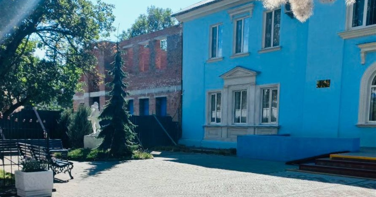Окупанти заморозили будівництво спортзалу для гімназії Надія у Бердянську