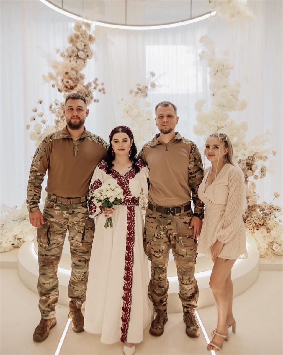 Ольга з чоловіком на весіллі друзів-військових