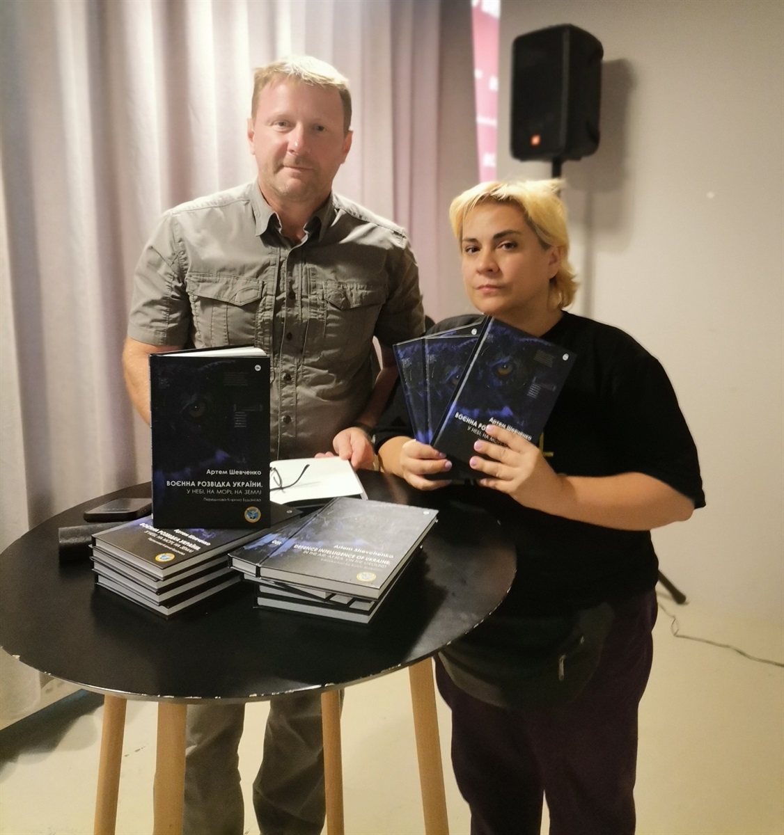 Ганна Курцановська з автором книги на презентації