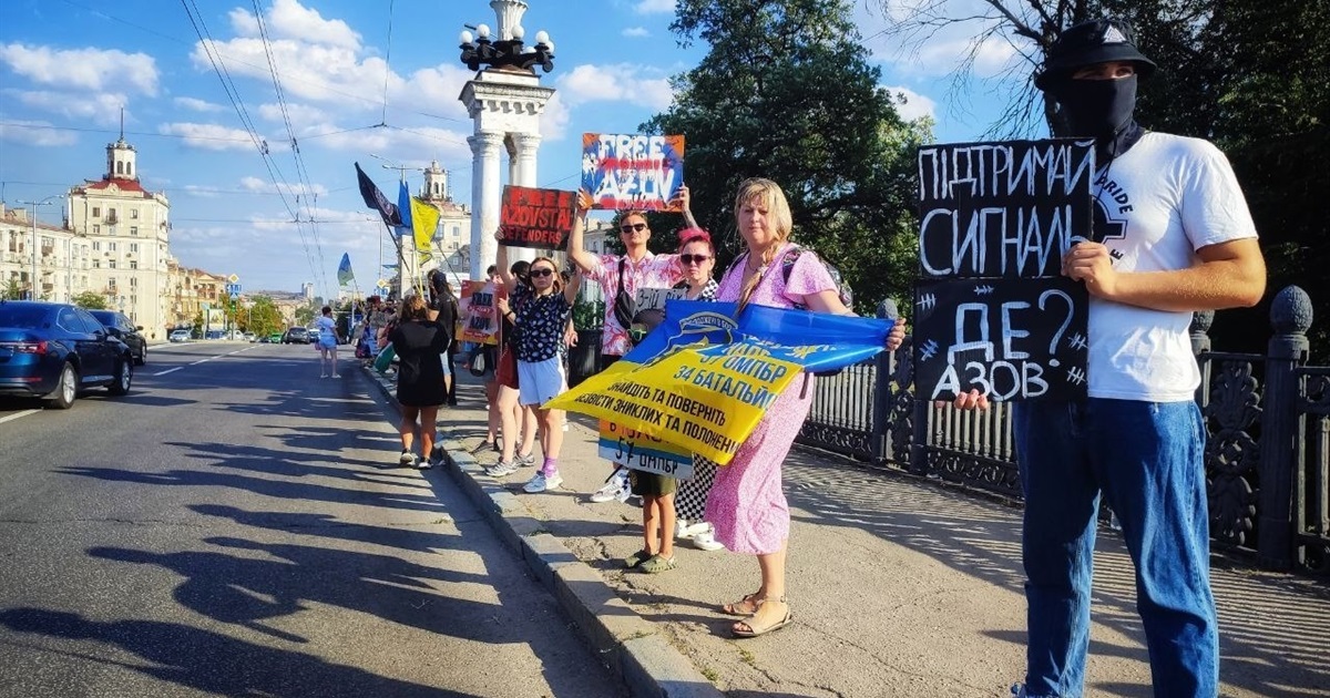 Ми просто не дамо за них забути. У Запоріжжі пройшла акція в підтримку полонених оборонців