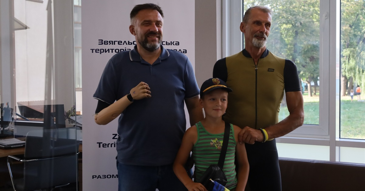 Велосипедом до надії: незвичайна подорож Україною ветерана з ампутованою ногою