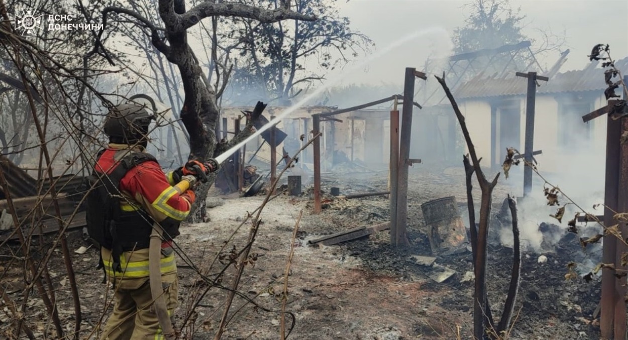 Рятувальники ліквідовують наслідки ворожих обстрілів