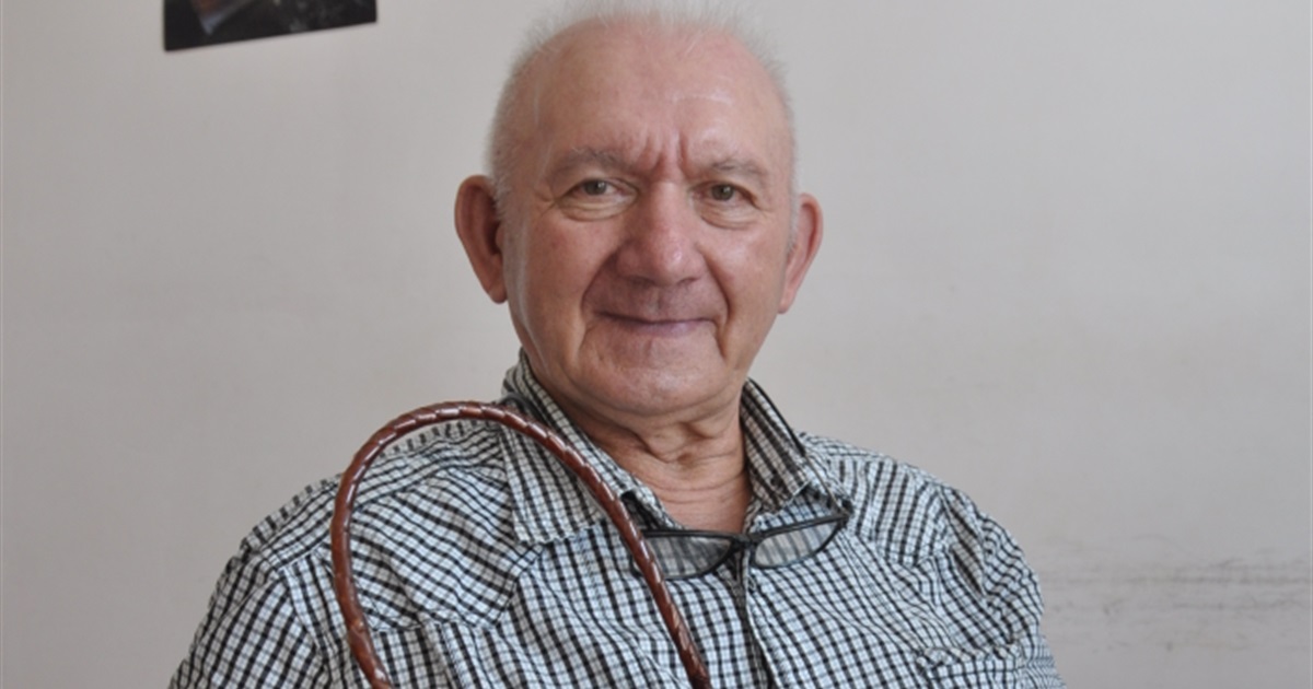 Як літній чортків’янин Володимир Хома творить художні кошички зі звичайних пляшок