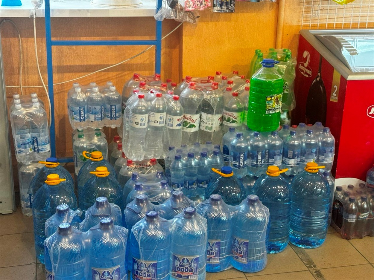 Нині у Покровську перебої з водопостачанням, тож у магазині завжди у продажу є вода