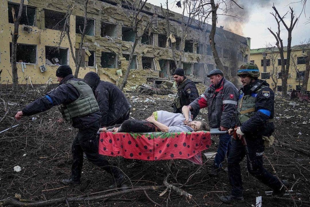 Наслідки удару по пологовому у Маріуполі