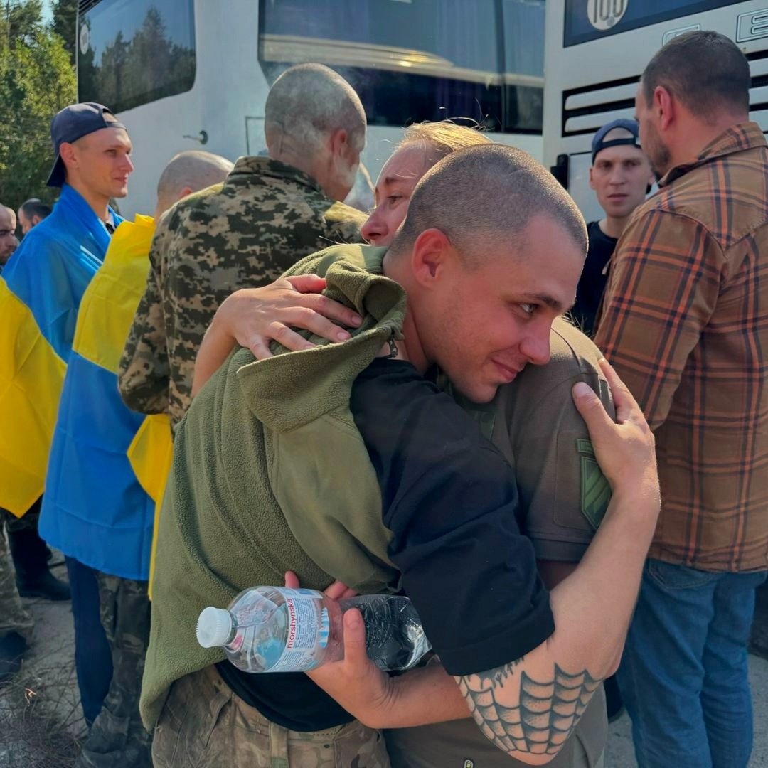 Керівниця Патронатної служби “Янголи Азова” Олена Толкачова обміймає Валерія одразу після звільнення