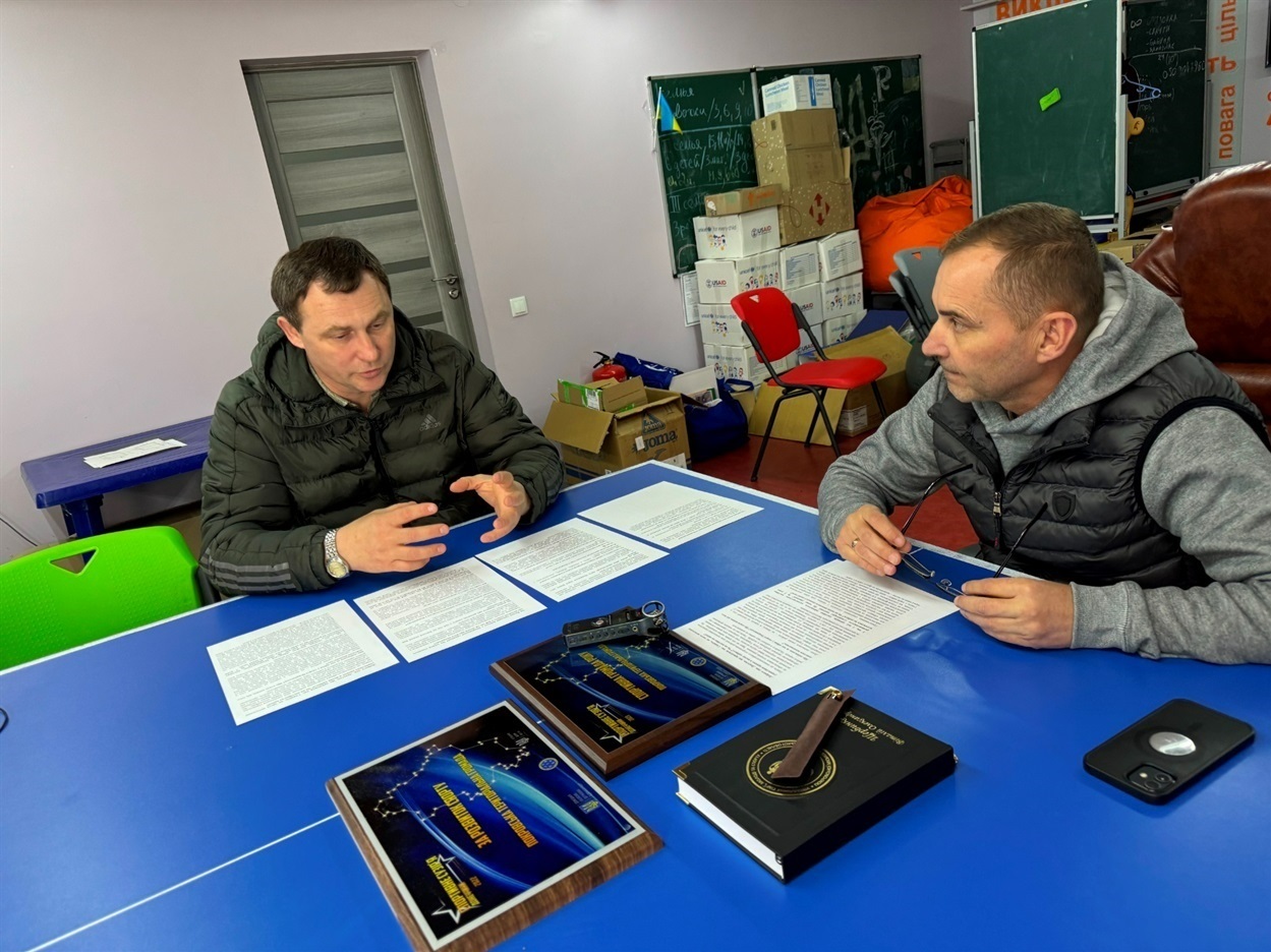 Віталій Щербинка, начальник Управління сім’ї, молоді та спорту Покровської міської ради (справа) і Ігор Очеретній під час інтерв'ю