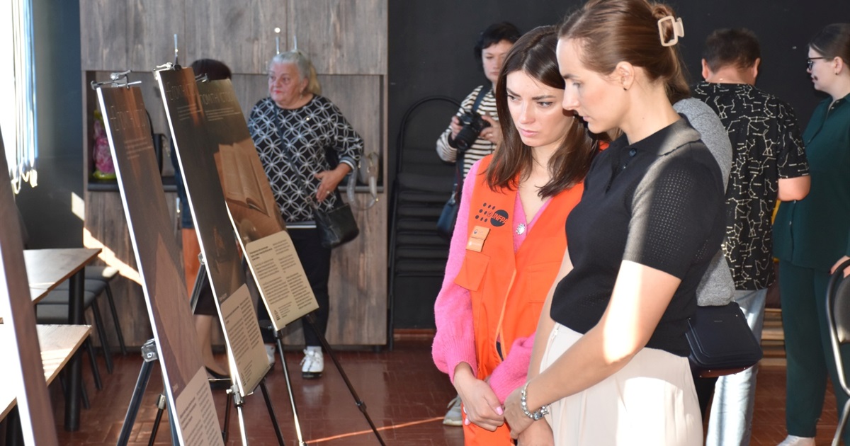 «(Не)помітні історії»: фотовиставку про людей, які покинули дім, відкрили у Старокостянтинові