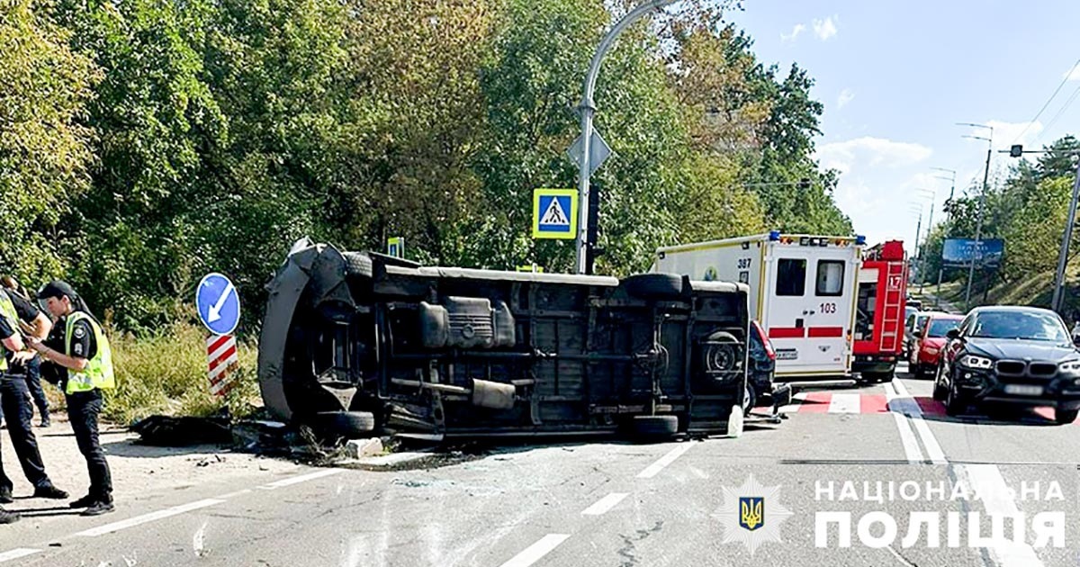 Смертельне ДТП у Києві: постраждали водій та пасажири маршрутки «Демівщина-Київ», загинула жінка