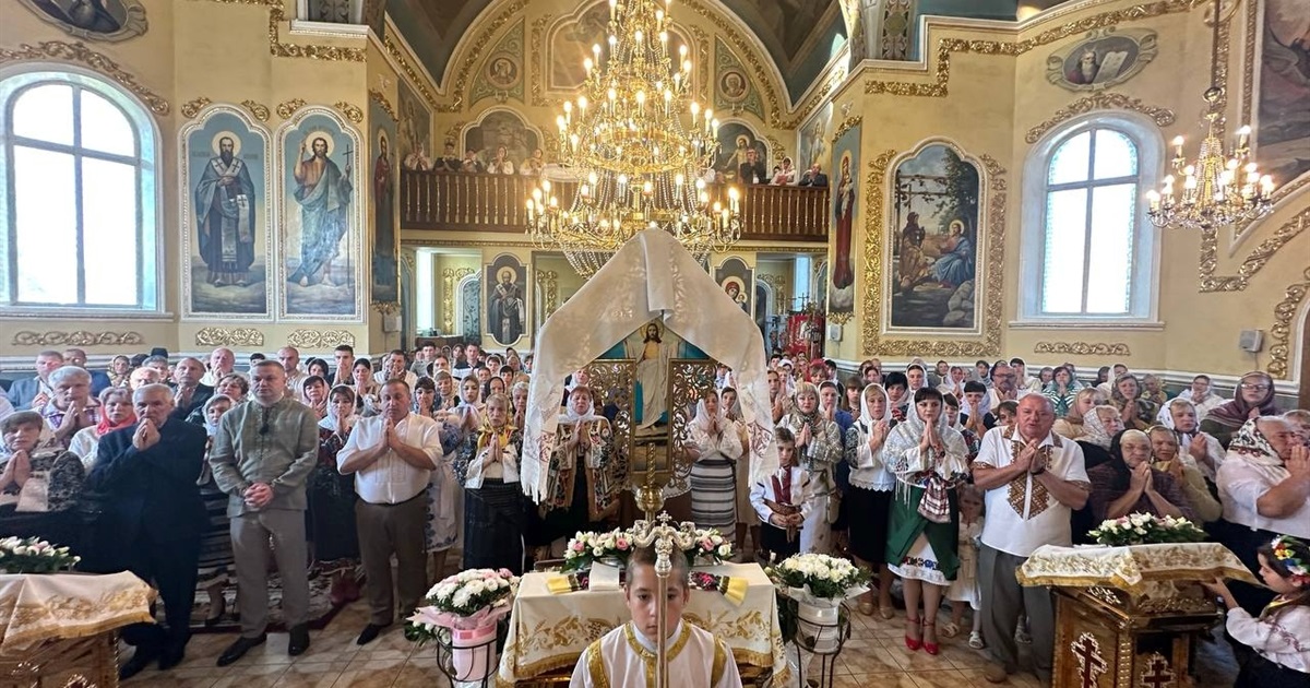 У Суховерхові відслужили Божественну літургію з нагоди 10 річниці освячення храму Трьох Святителів