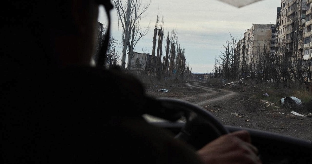 Штурмують з трьох сторін, у місто вже забігає російська піхота. росіяни горді, що нищать Вугледар