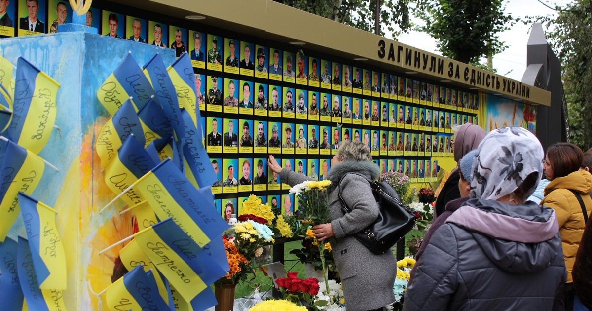 У громаді вшанували захисників: вручили нагороди, відкрили пам'ятні дошки, провели панахиду