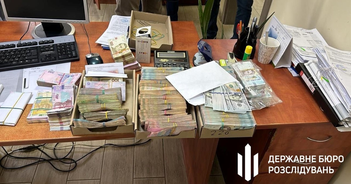 У сусідів: мільйони доларів на рахунку голови МСЕК, парк за мільярд гривень, 12000 доларів за групу