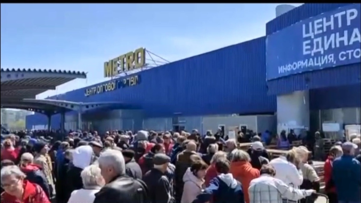 Queues in front of Port City and the Metro have become monstrous