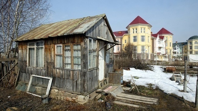 A few metres away from the centre, Russia no longer looks so presentable