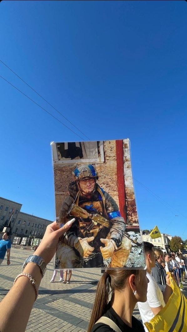 Софія на акції ходить з фотографією свого коханого